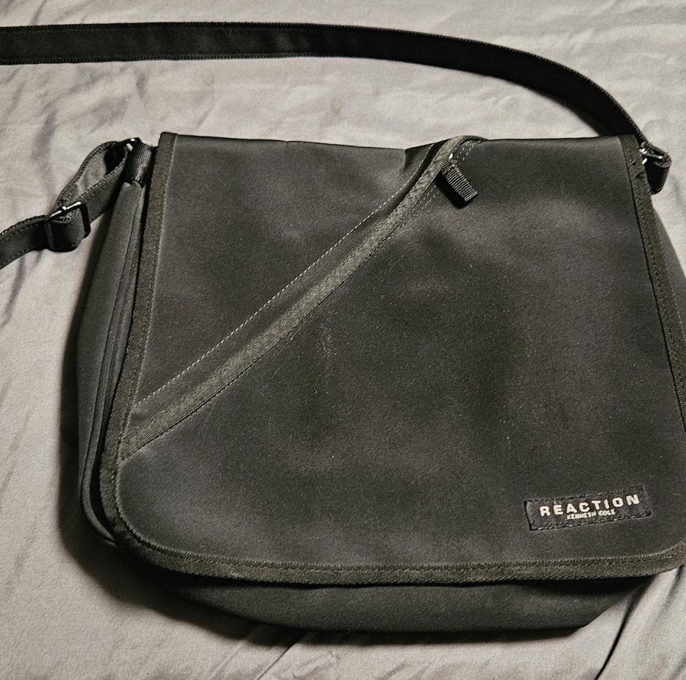 Kenneth Cole Reaction Black Cross Body/Messenger Bag